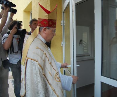 biskup penzes otvara vrata_mala